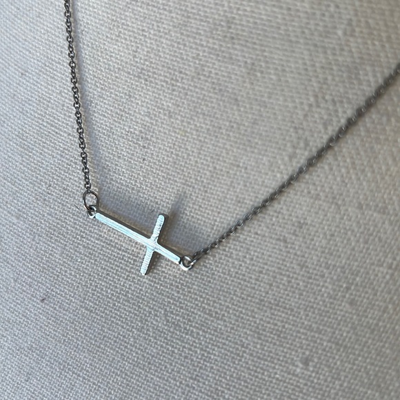 Beautiful and delicate Charming Charlie silver tone cross necklace - Picture 3 of 5